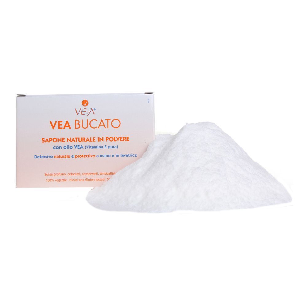 Polvere VEA Bucato. Massa di polvere bianca accanto alla scatola. Scritta: Sapone Naturale in Polvere con olio YEA.