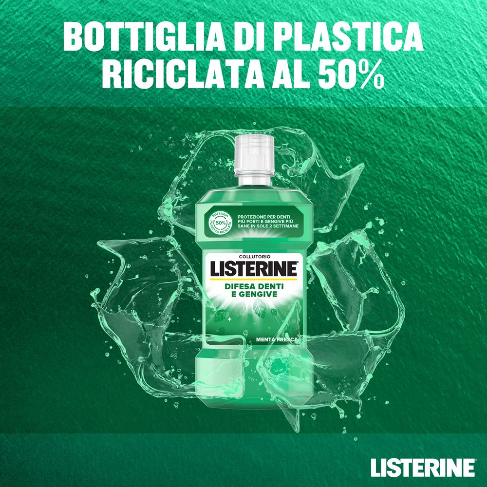 Listerine Mundspülung in grüner Flasche mit weißem Verschluss, umgeben von Wasserspritzern. Flasche besteht zu 50% aus recyceltem Kunststoff.