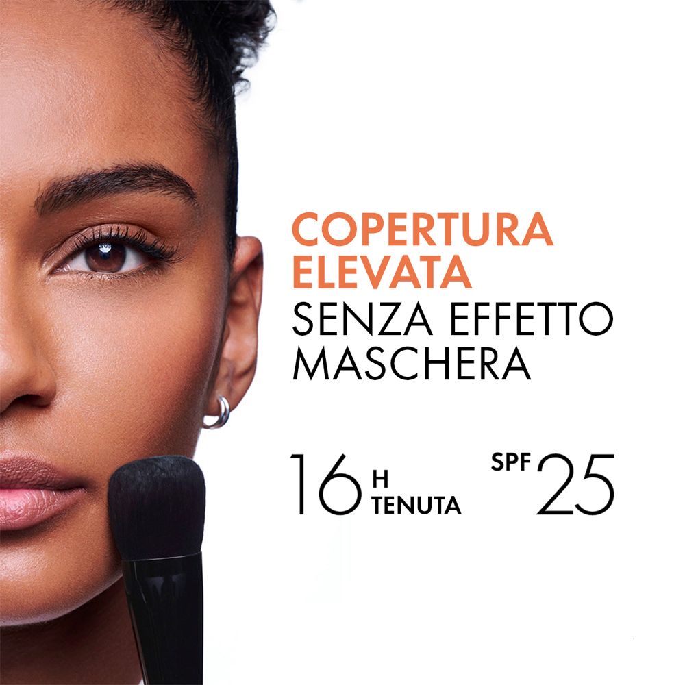 Viso truccato di una donna. Testo: Copertura elevata senza effetto maschera. 16H Tenuta SPF 25.