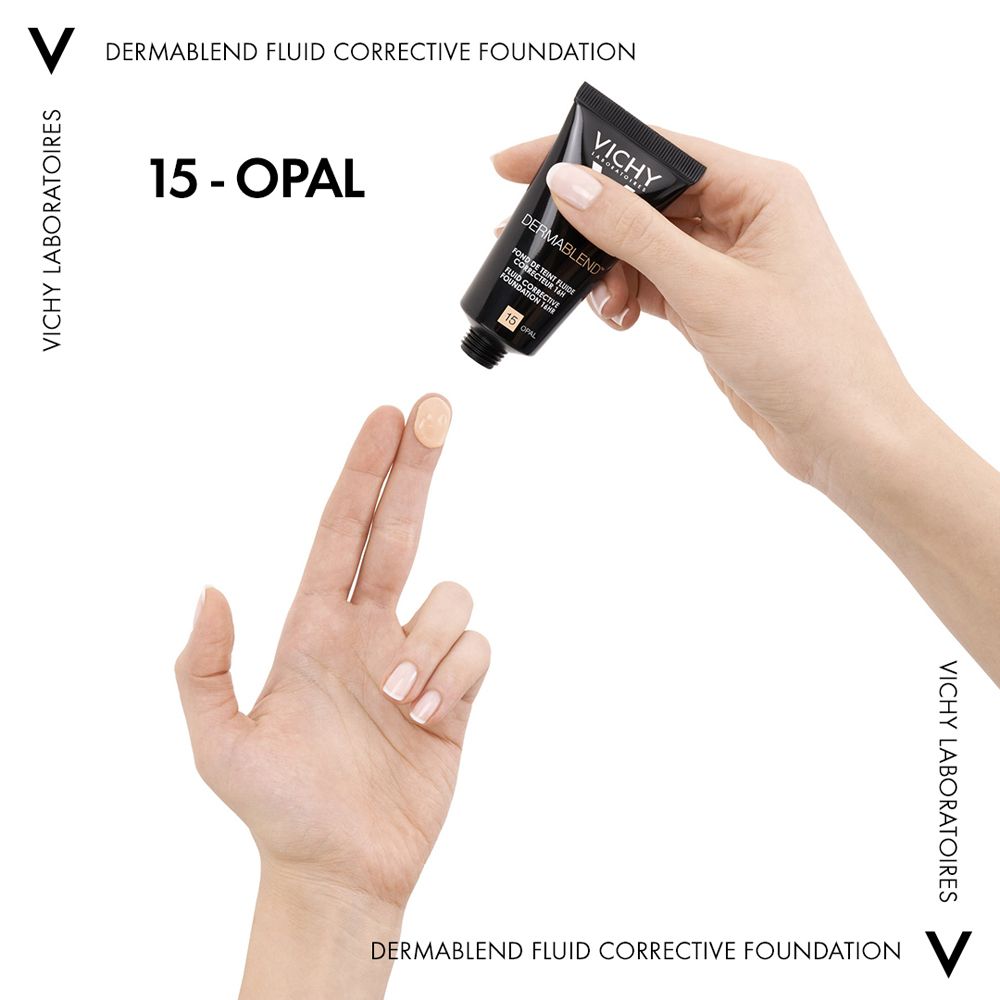 Mano con tubo di trucco. Testo: 15 Opal. Il prodotto viene applicato sul dito.