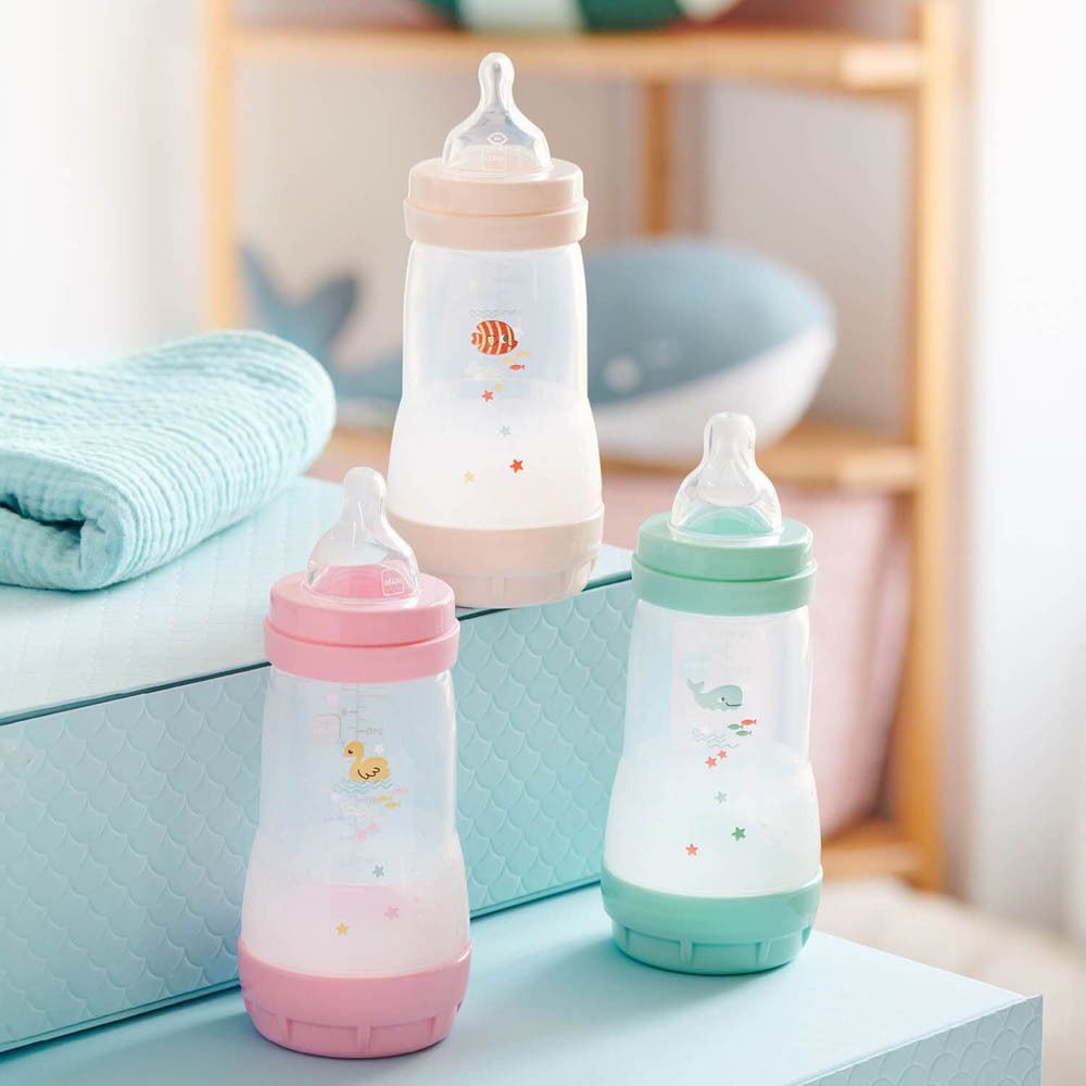 Drei Babyflaschen in Rosa, Beige und Grün mit Tiermotiven.