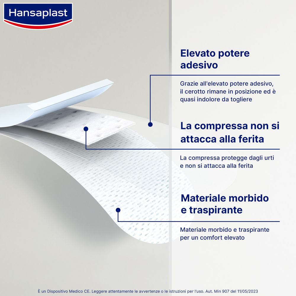 Nahaufnahme eines Pflasters. Text: 'Elevato potere adesivo', 'La compressa non si attacca alla ferita', 'Materiale morbido e traspirante'.