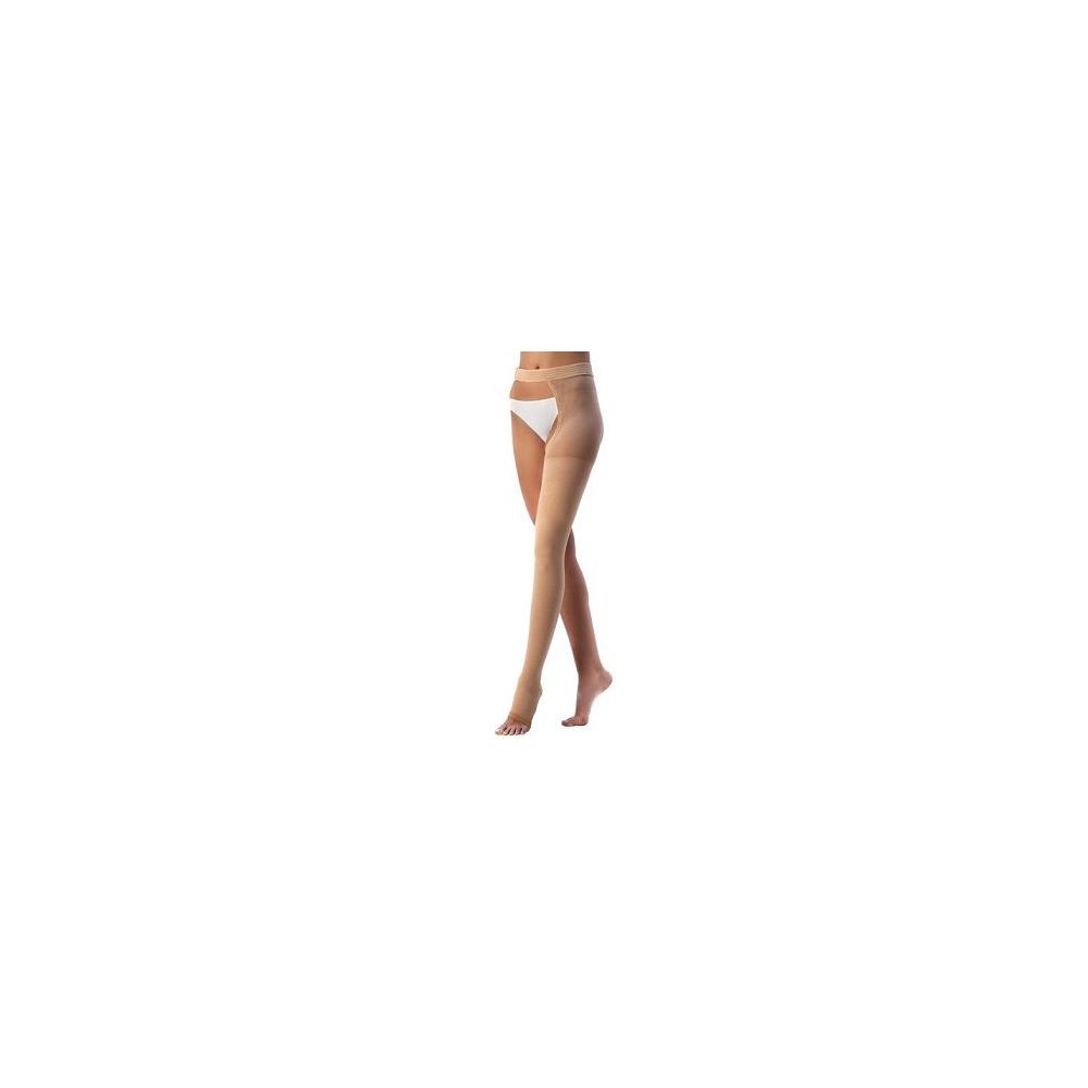 Calza medica beige, calza al ginocchio. Donna che indossa una calza sulla gamba. Vista dal basso.