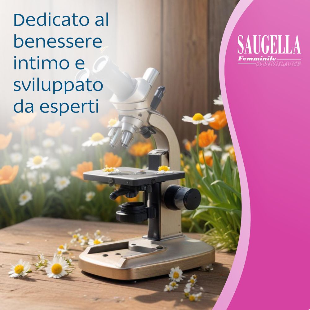 Mikroskop auf einem Holztisch mit Blumen. Text: Dem intimen Wohlbefinden gewidmet und von Experten entwickelt. SAUGELLA.