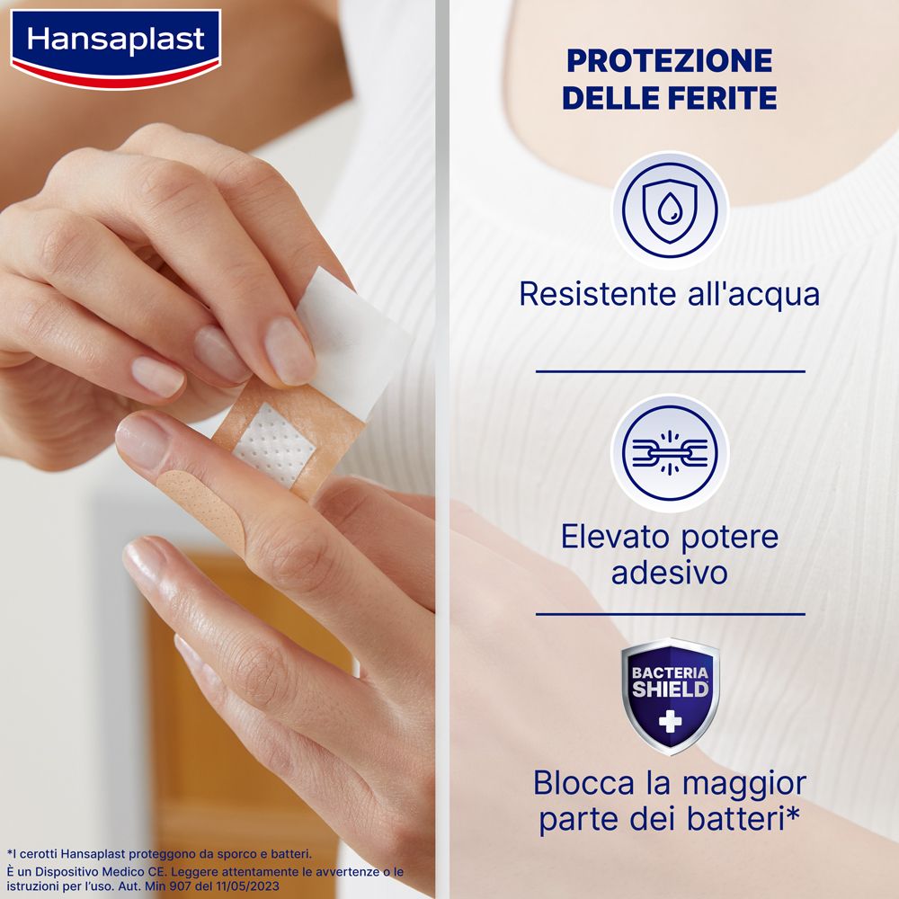 Hand mit Pflaster auf Finger. Text: Schutz der Wunden, wasserfest, stark haftend, Bakterienschutz.
