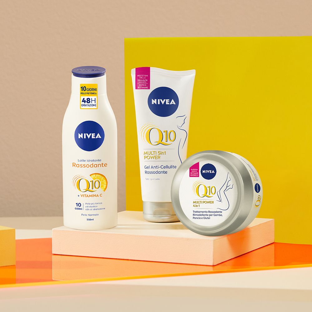 Tre prodotti su una superficie. Bottiglia, tubo e vasetto. Scritta: Nivea Q10.