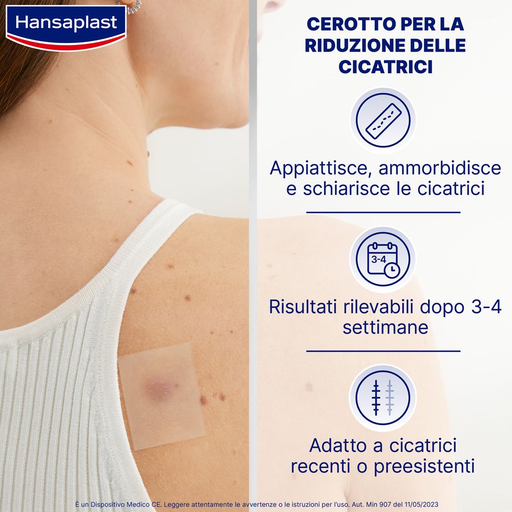 Persona con cerotto sulla schiena. Testo: Cerotto per la riduzione delle cicatrici. Appiattisce, ammorbidisce e schiarisce le cicatrici.