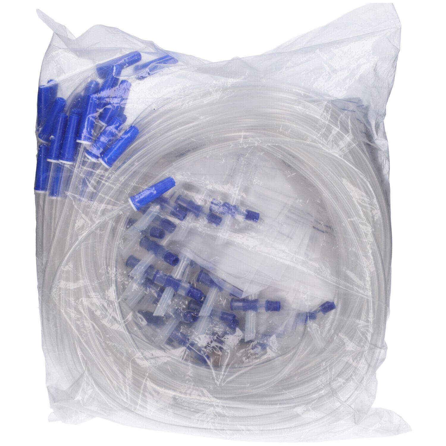 Verpackung mit Urinsammelsystemen. Transparente Beutel mit blauen Anschlüssen und Schläuchen, aufgerollt.