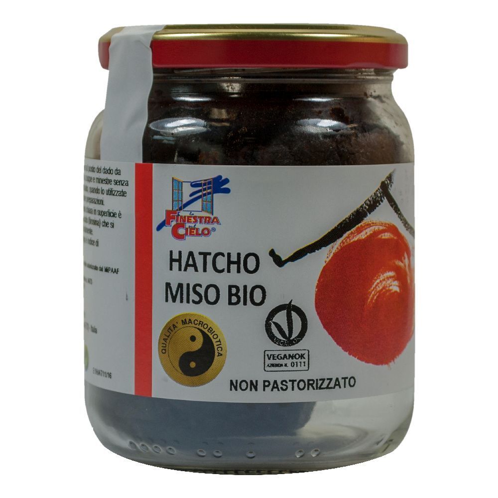 Vasetto di Hatcho Miso Bio. Coperchio rosso, etichetta bianca con nome e logo del prodotto. Sigillo vegano.