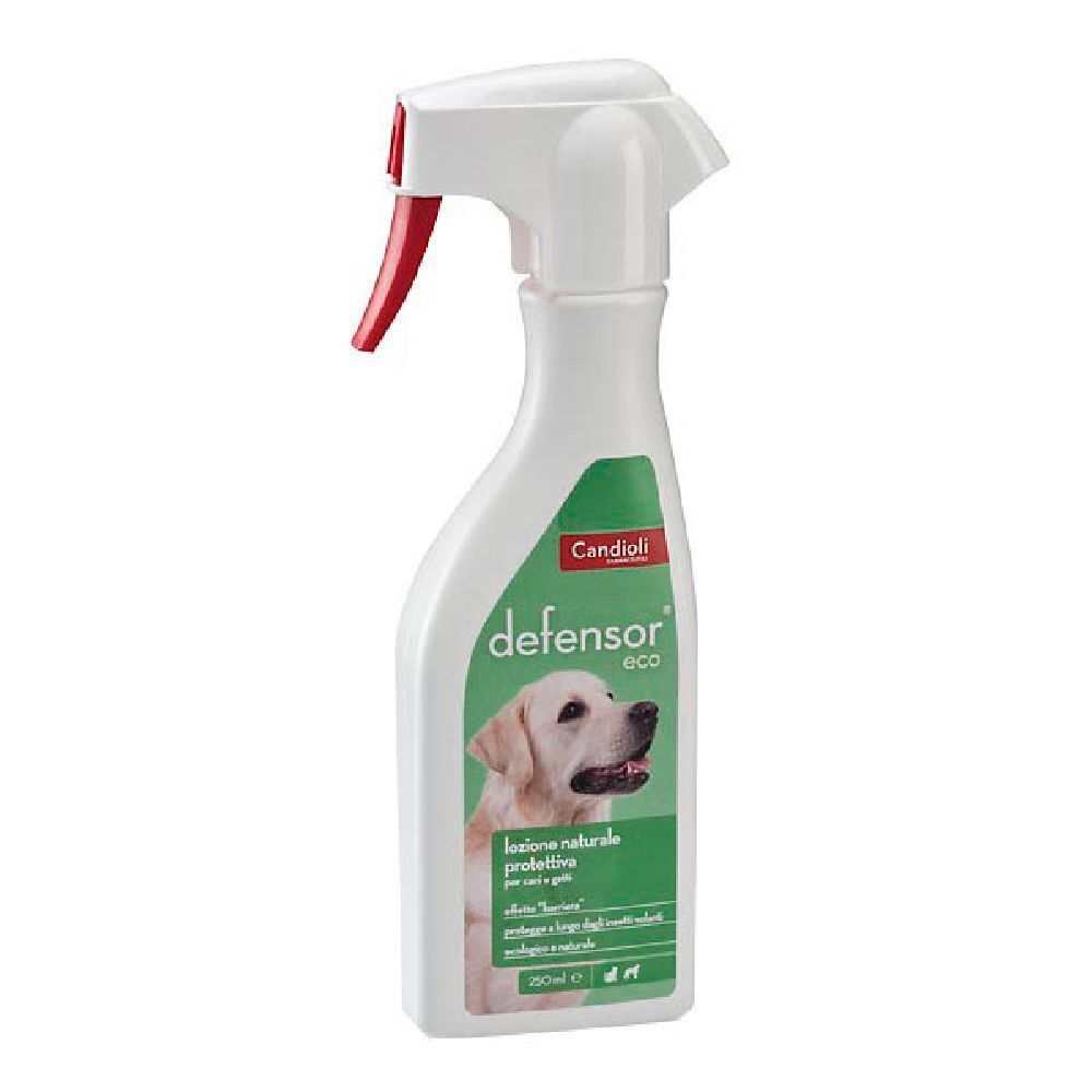 Flacone spray bianco con erogatore rosso. Etichetta con cane e testo: defensor eco. Confezione verde e bianca.