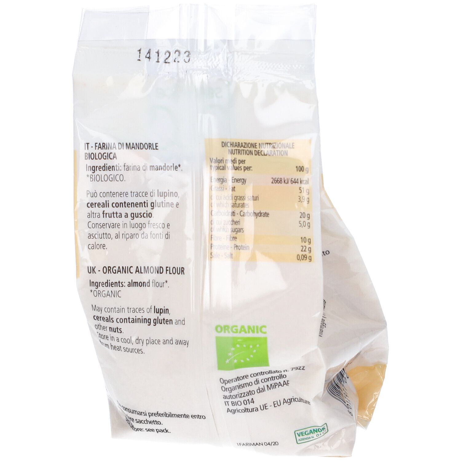 Retro della confezione di farina di mandorle. Testo su ingredienti e valori nutrizionali. Sigillo bio.