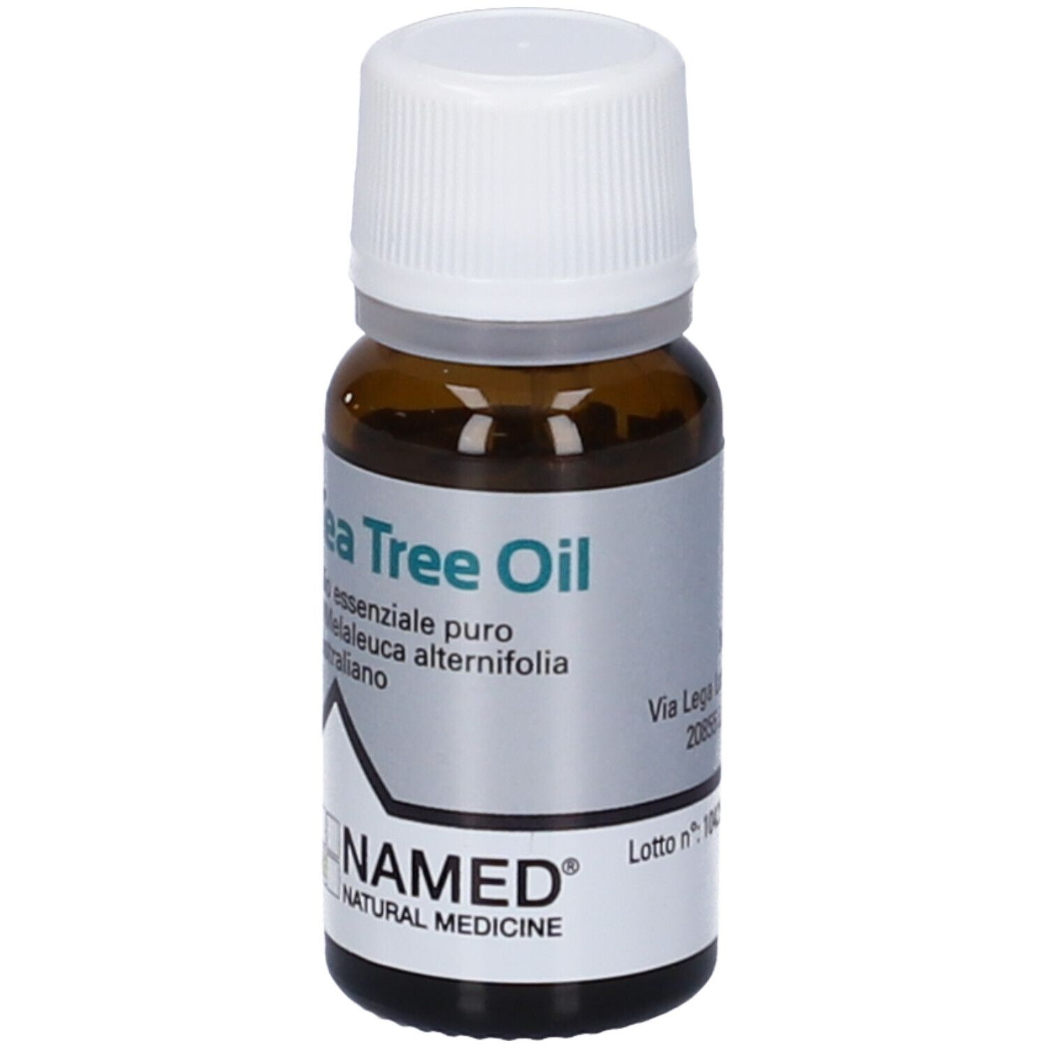 Braune Glasflasche mit weißem Schraubverschluss, Etikett mit „Tea Tree Oil“, Herstellerangaben und Chargennummer.