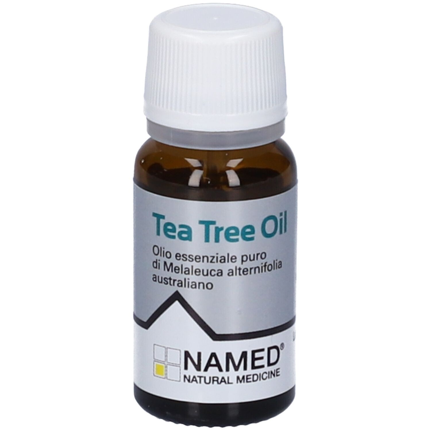 Braune Glasflasche mit weißem Schraubverschluss, Etikett mit „Tea Tree Oil“, Herstellerangaben und Chargennummer.