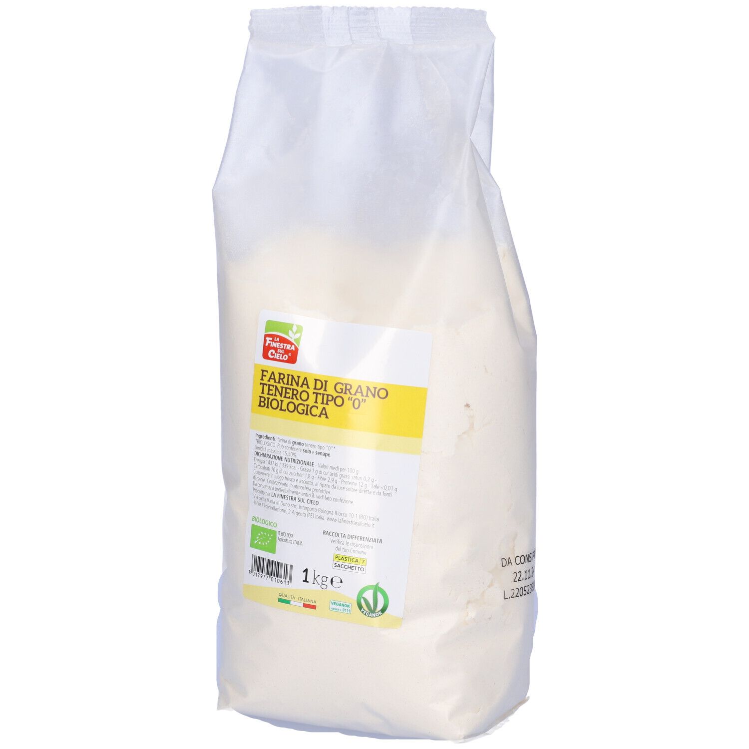 Farina di grano tenero in confezione trasparente. Scritta: Farina di Grano Tenero Tipo 0 Biologica, 1 kg, marchio bio.