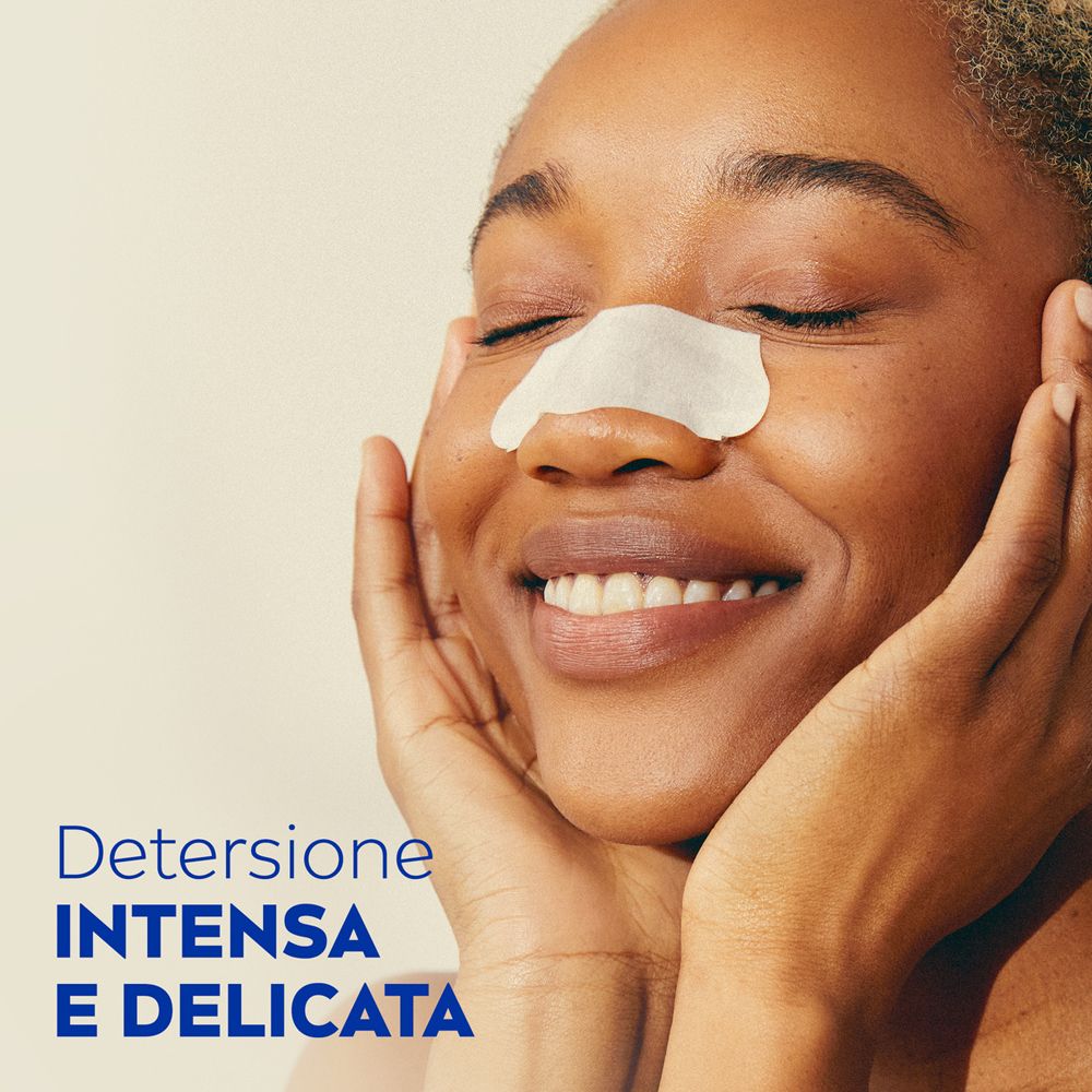 Femme avec patch nasal. Texte : Nettoyage intense et délicat. Produit : NIVEA Clear-Up Strips T-Zone.