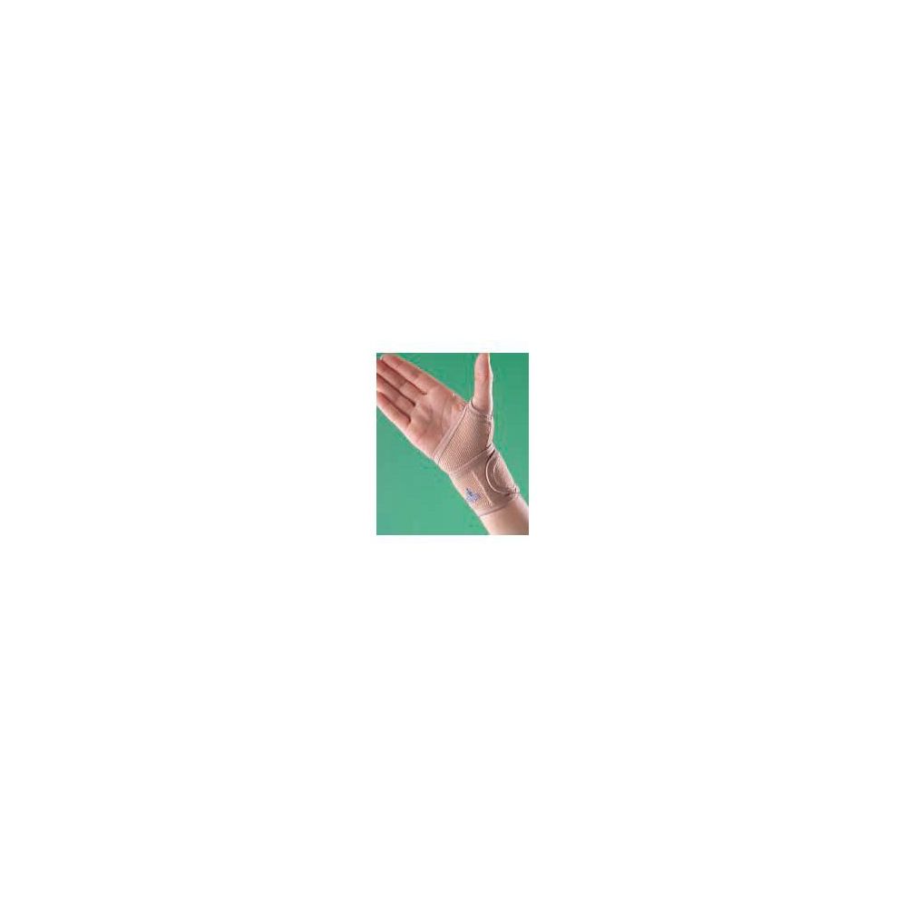 Tutore per polso beige indossato. Su sfondo verde.