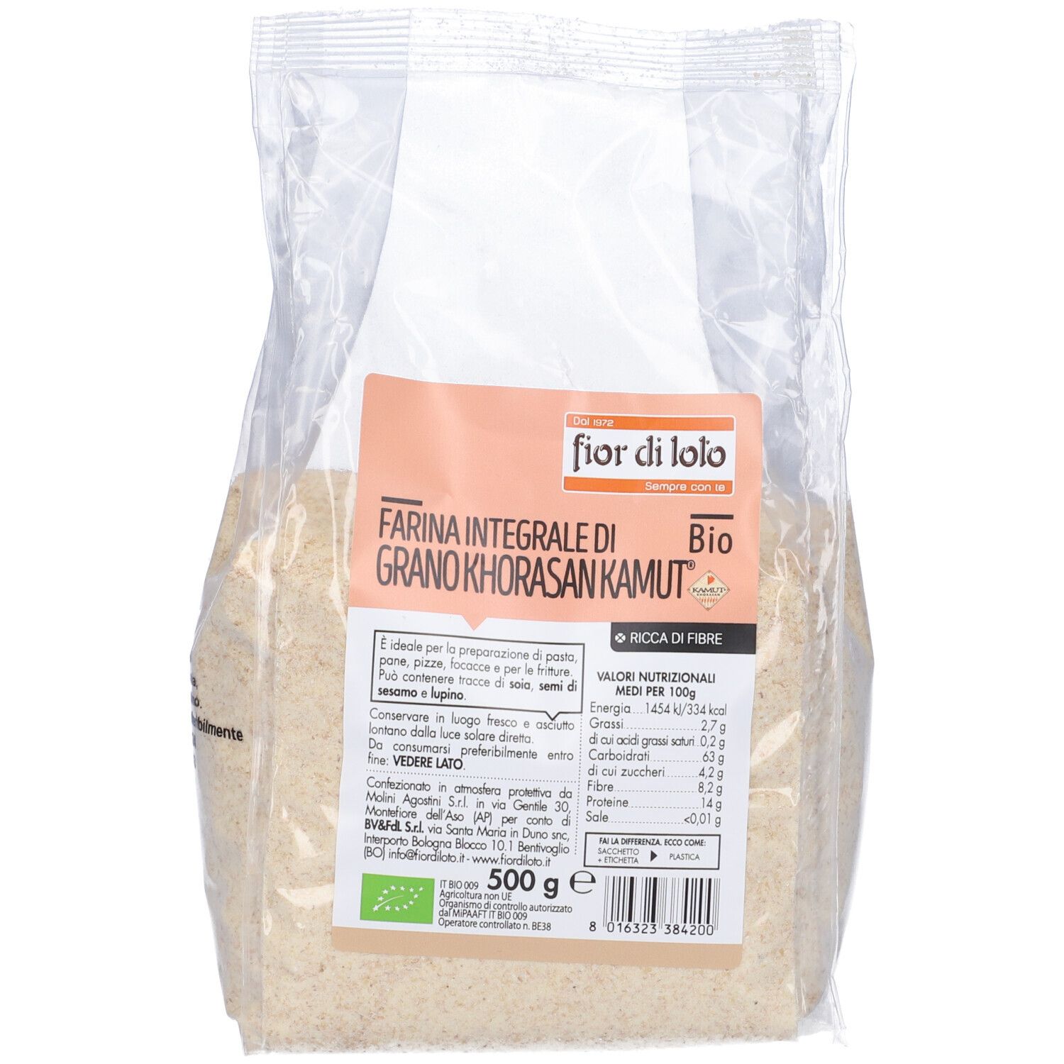 Confezione trasparente di farina. Etichetta con nome del prodotto: Farina Integrale di Grano Khorasan Kamut bio. 500 g.