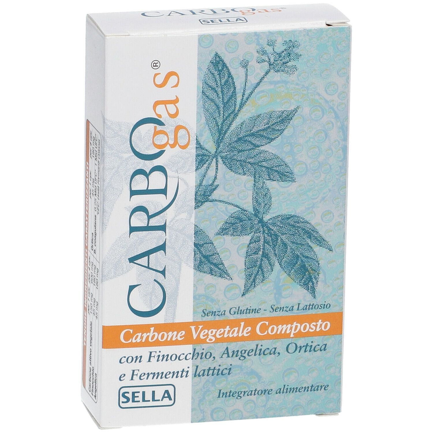 Scatola bianca con logo CarboGas e nome del prodotto. Scritta: Carbone Vegetale Composto, Sella. Con motivo floreale.