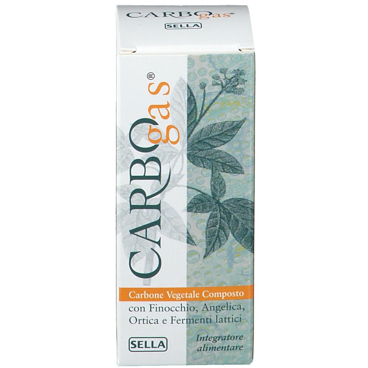 Scatola bianca con logo CarboGas e nome del prodotto. Scritta: Carbone Vegetale Composto, Sella. Con motivo floreale.