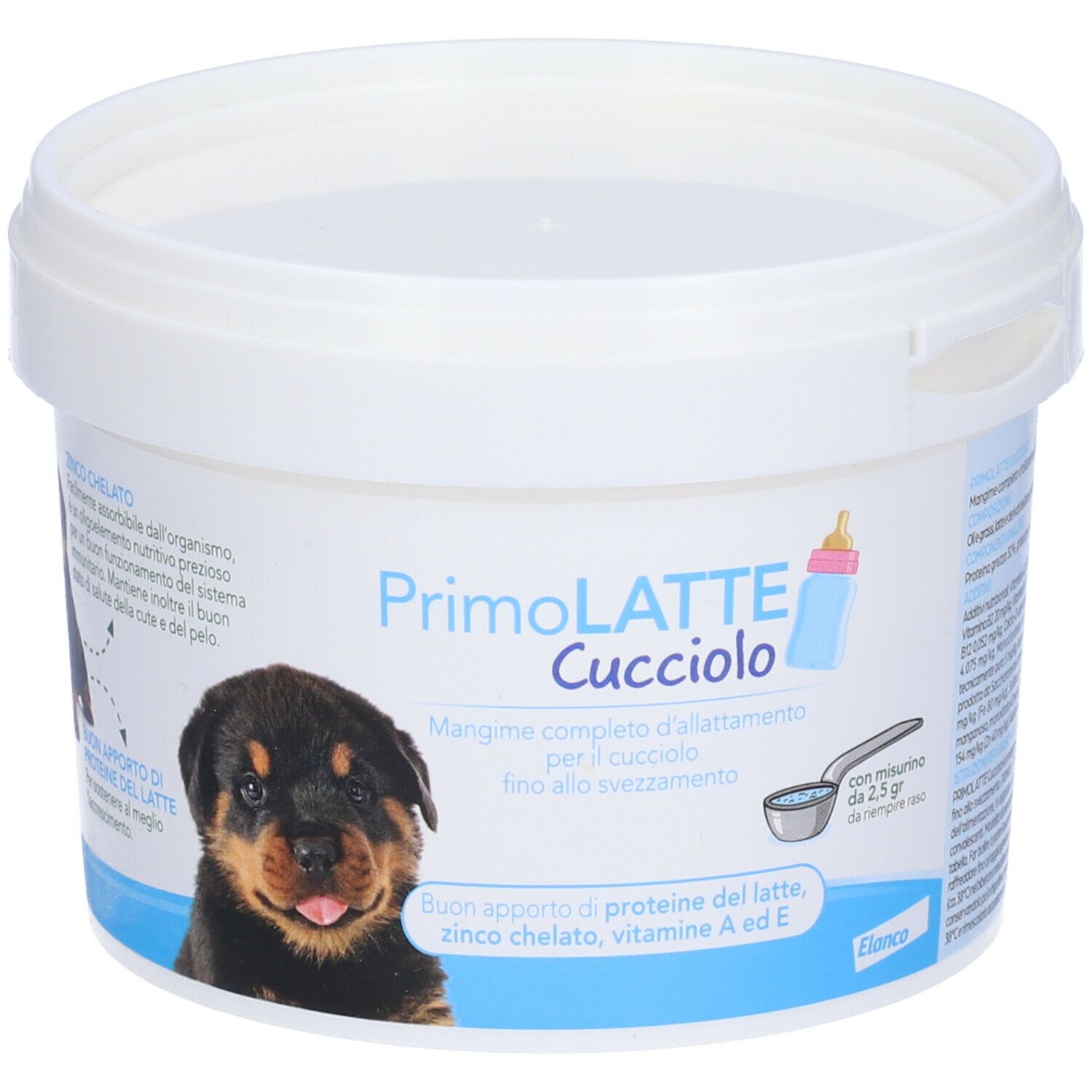 Secchio bianco con stampa del prodotto. Stampa: PrimoLATTE Cucciolo, cucciolo, biberon, misurino. Testo: Buon apporto di proteine del latte, zinco chelato, vitamine A ed E.