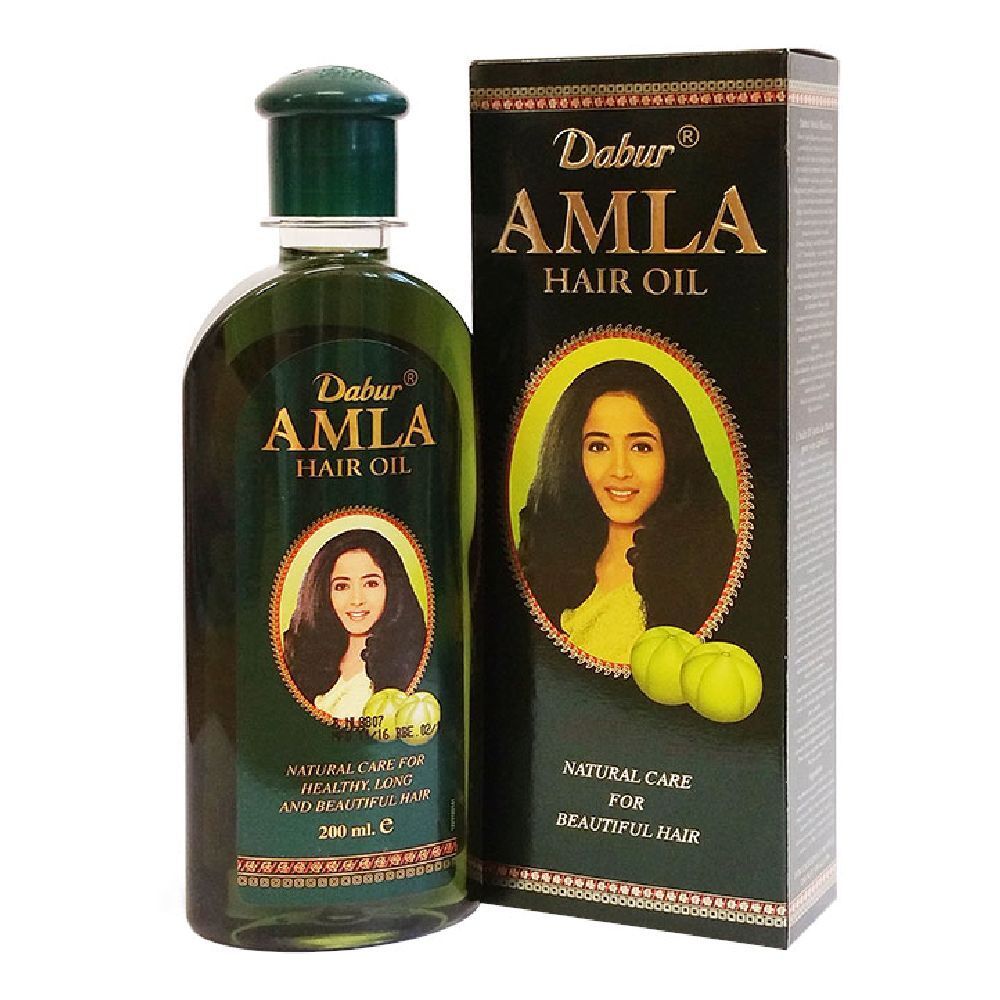 Bottiglia e scatola verdi con il nome del prodotto Dabur Amla Hair Oil. Sulla bottiglia e sulla scatola è raffigurato un ritratto di donna.
