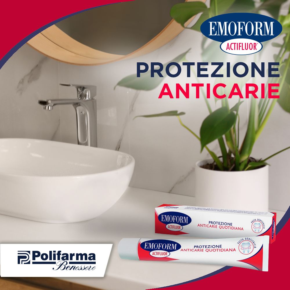 Tube et boîte de dentifrice. Inscription : EMOFORM Actifluor, Protezione Anticarië. En arrière-plan : lavabo.