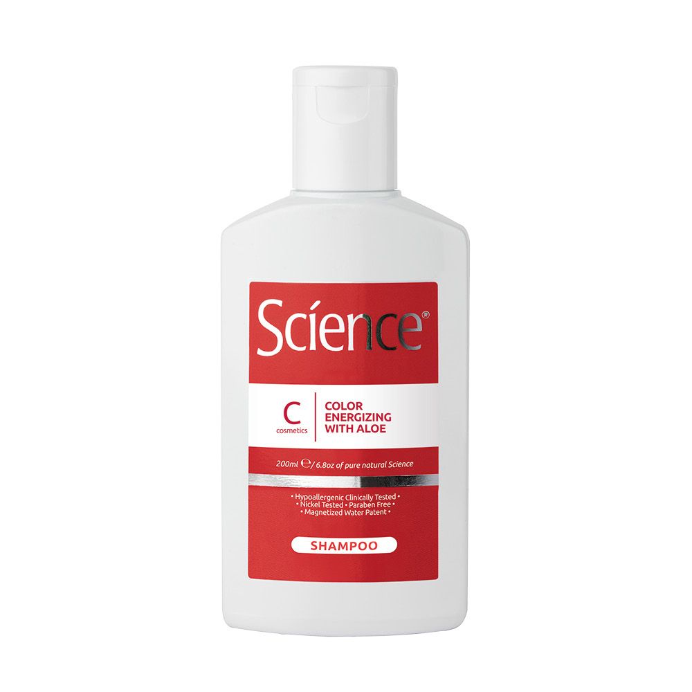 Flacone di shampoo bianco con etichetta rossa. Scritta: Science, Color Energizing with Aloe. Contiene aloe vera.