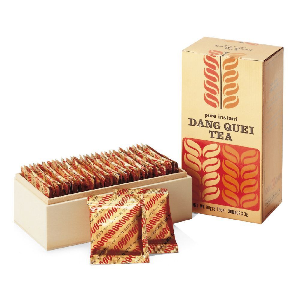 Scatola e scatola aperta con bustine di tè. Scritta: DANG QUEI TEA. Alcune bustine sono davanti.