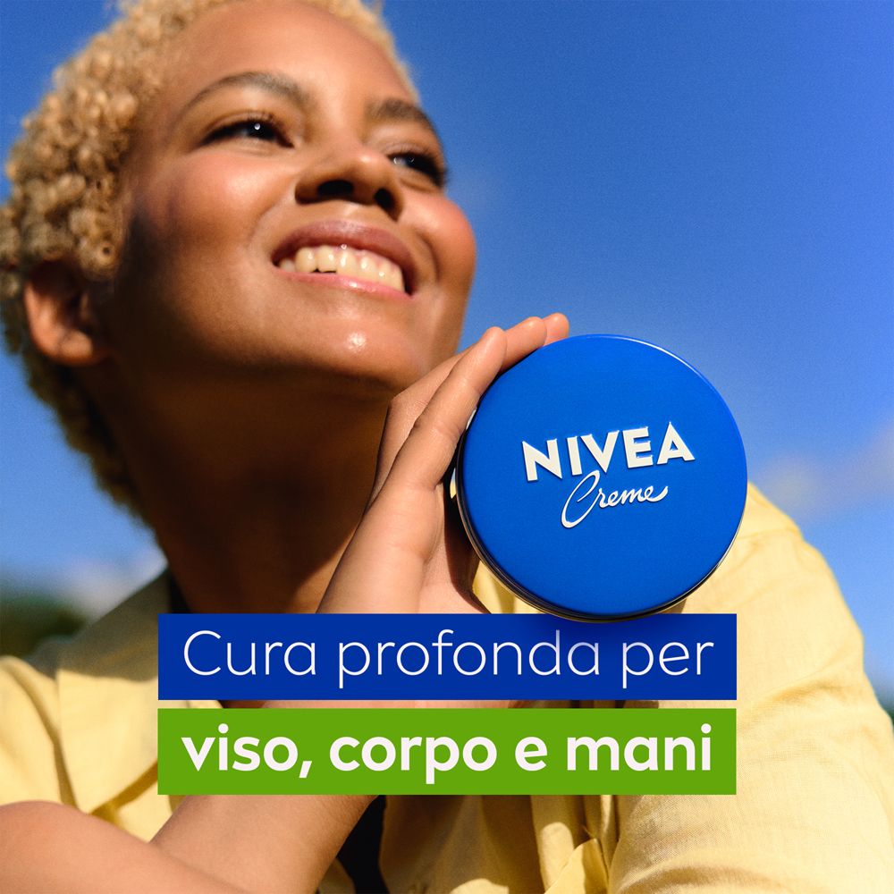 Frau lächelt, hält blauen Tiegel. Text: Cura profonda per viso, corpo e mani.