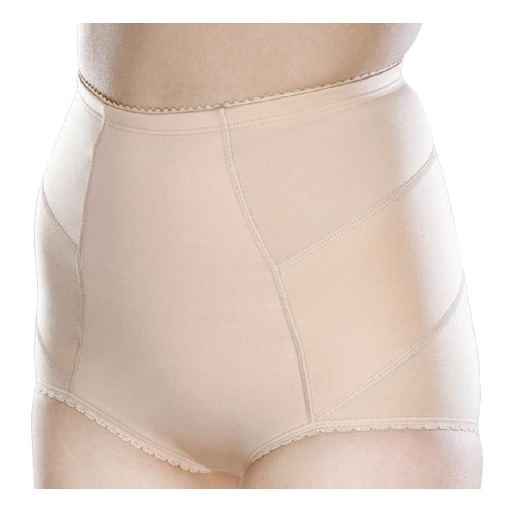 Cintoslip color carne con cuciture decorative e bordi in pizzo. Mostra la parte inferiore dell'addome e la coscia.