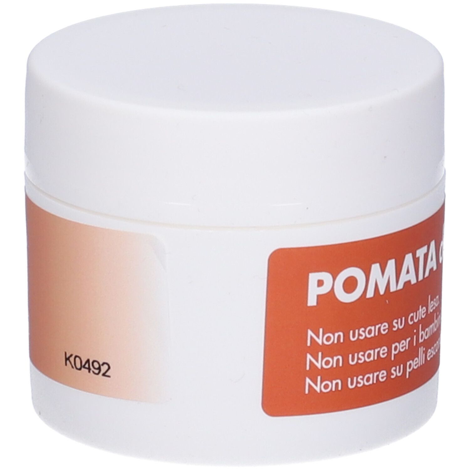 Vasetto bianco con etichetta rossa. Testo: POMATA. Avvertenze. Codice K0492. Coperchio.