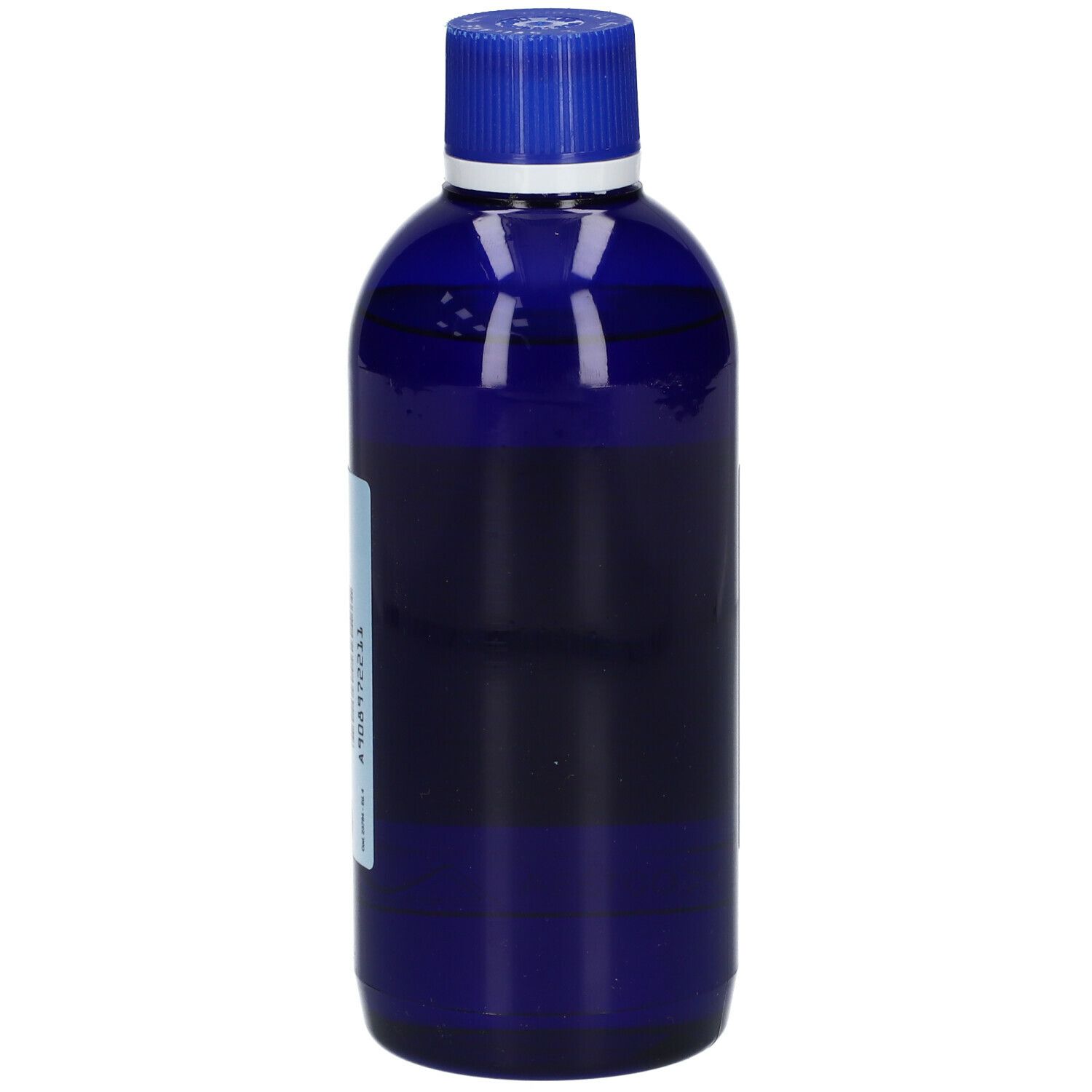 Bottiglia blu con tappo blu. Etichetta con testo. Bottiglia in posizione verticale.
