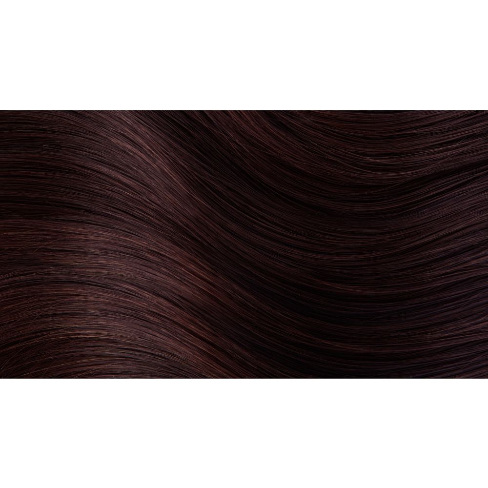 Capelli mossi castano mogano. Primo piano, mostra il colore e la texture dei capelli.