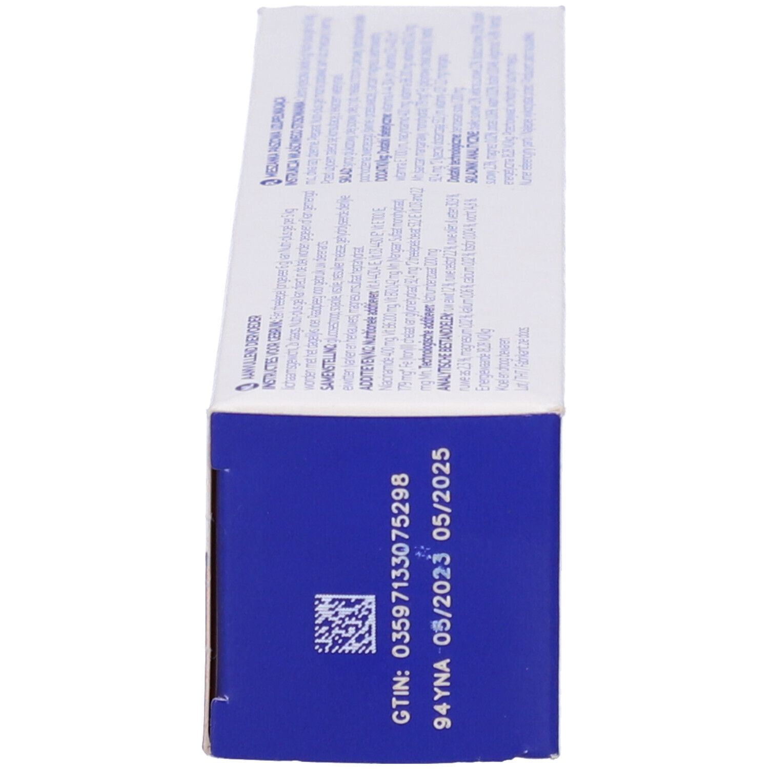 Lato della scatola con numero di lotto e data di scadenza. Codice GTIN. Sfondo bianco.