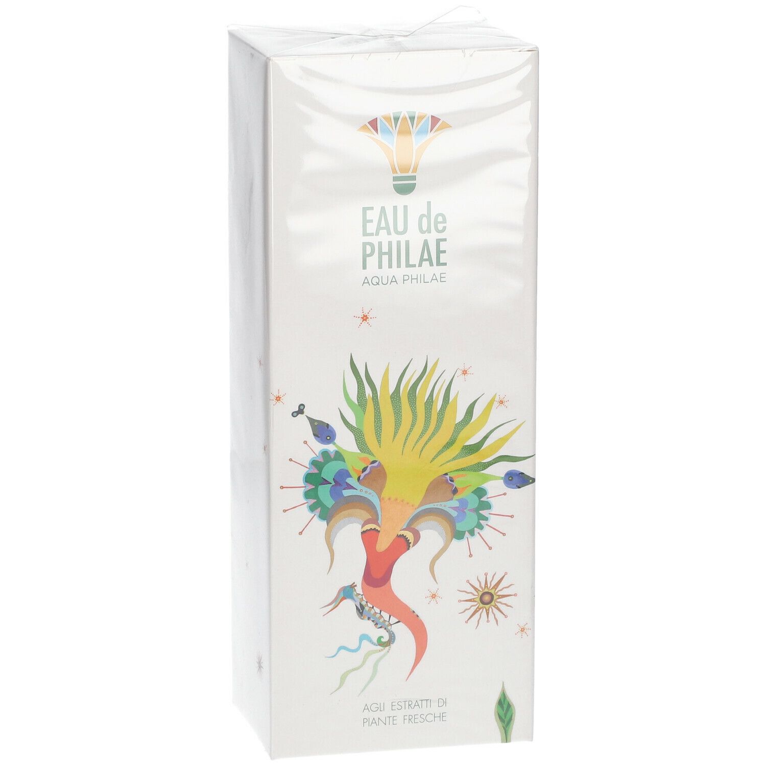 Weiße Verpackung mit Aufdruck. Oben steht "EAU de PHILAE". Darunter "AQUA PHILAE". Auf der Verpackung ist eine farbige Illustration.