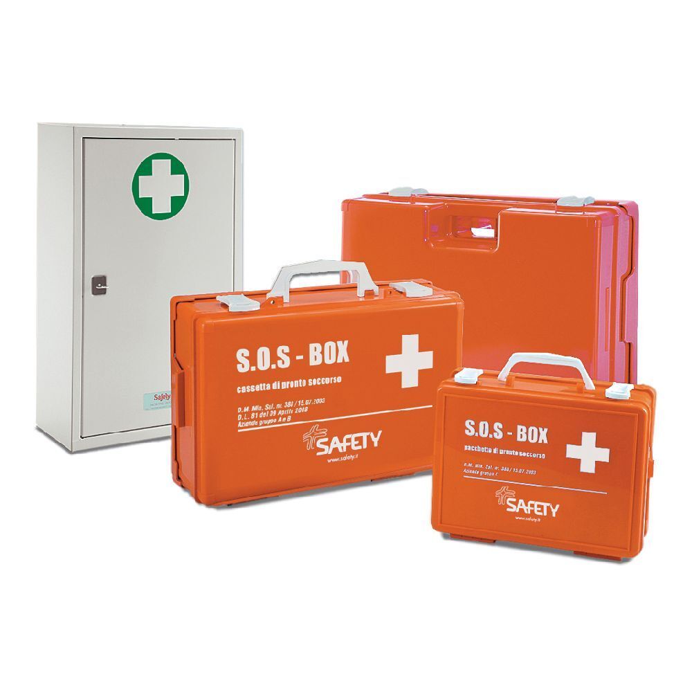 Più cassette di pronto soccorso arancioni e bianche. Armadietto metallico con croce verde. Scritta "S.O.S. BOX" e "SAFETY".