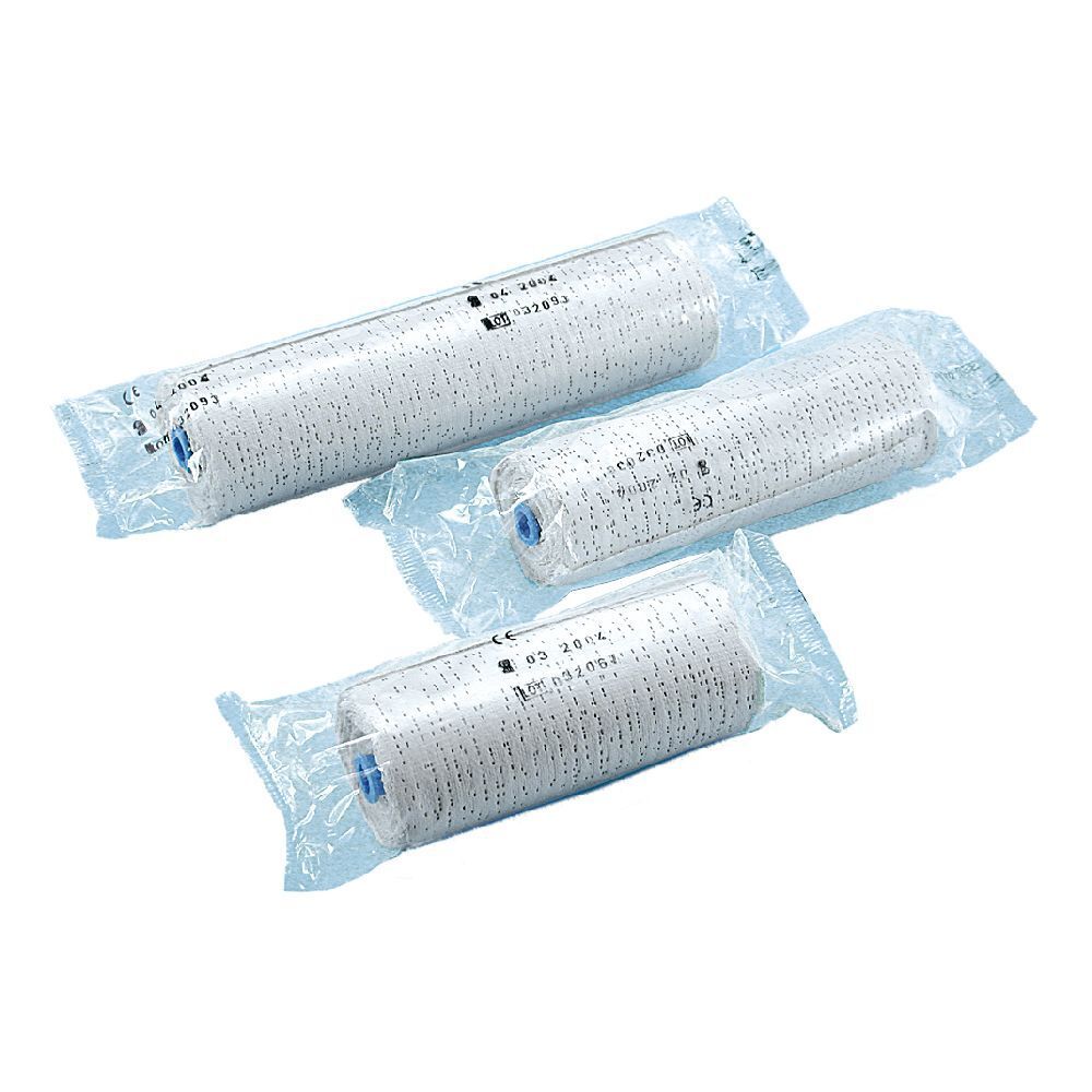 Tre rotoli di benda gessata in confezione di plastica. Bianchi con estremità blu. Scritte sulla confezione.