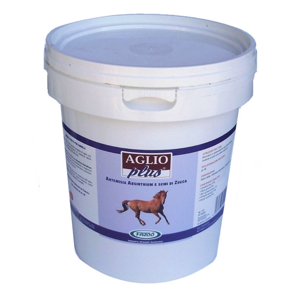 Secchio bianco con coperchio. Etichetta con nome prodotto e immagine cavallo. Testo: Aglio Plus, Artemisia Absinthium e semi di Zucca.