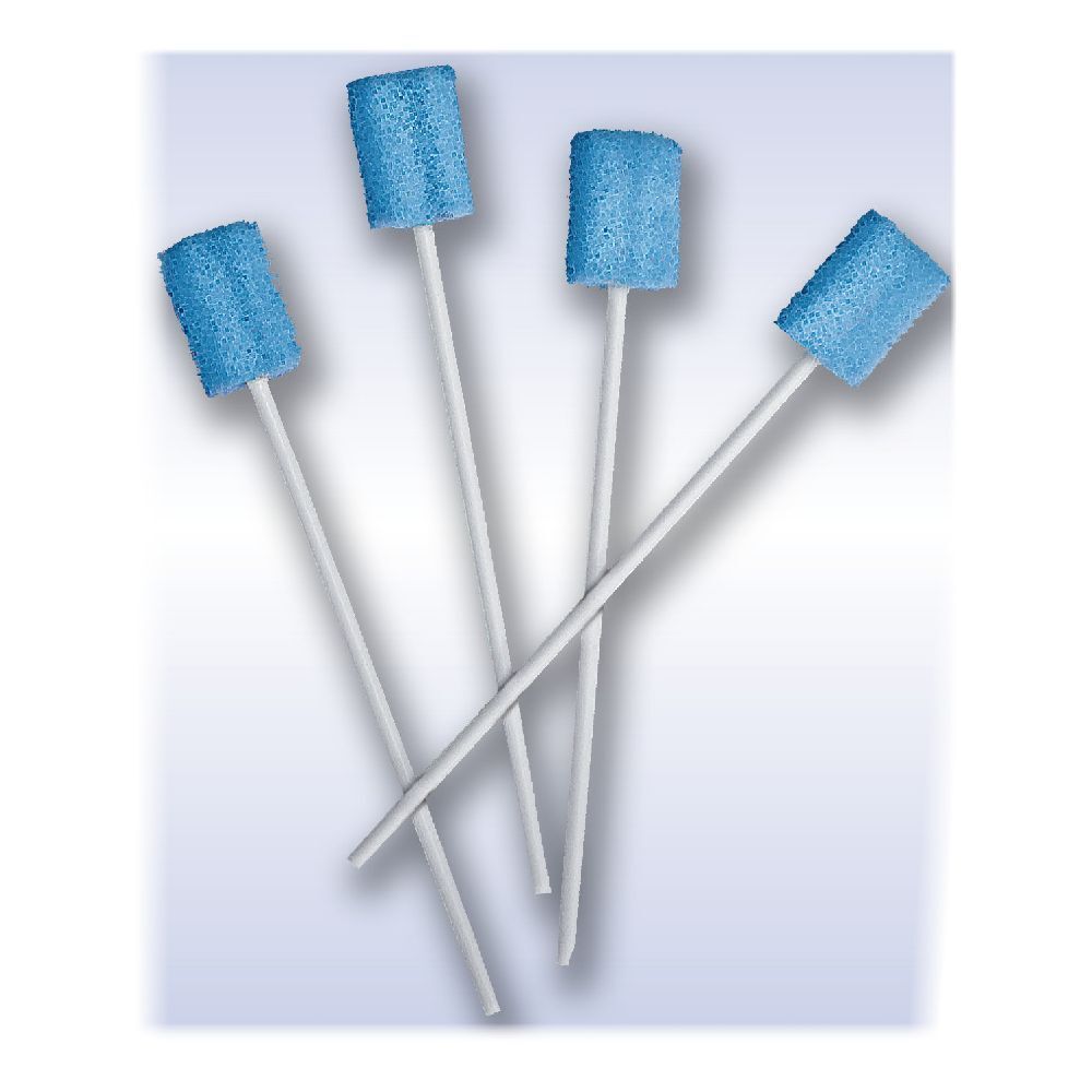 Quattro tamponi con testa in spugna blu e manico bianco. I tamponi sono sovrapposti su sfondo chiaro.