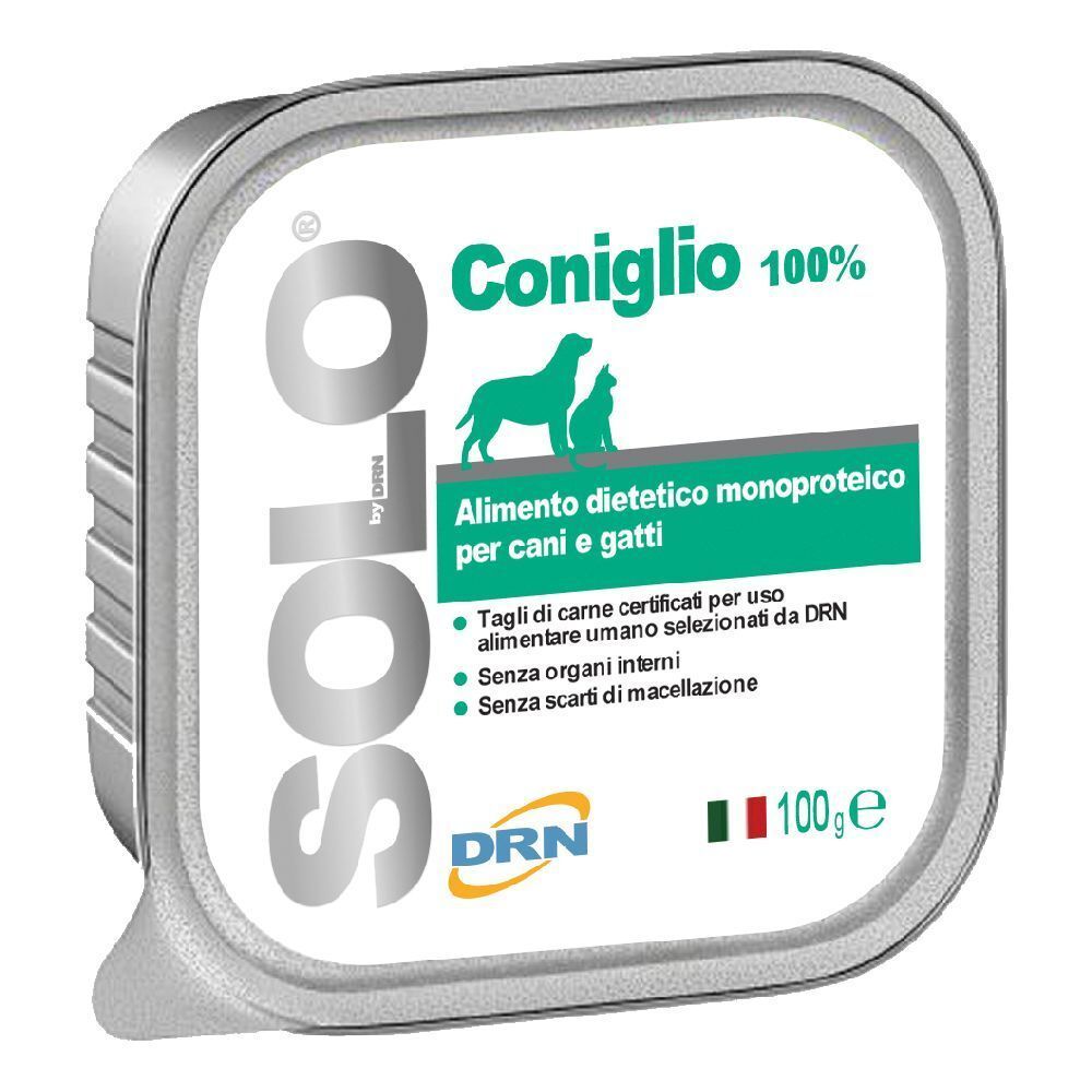 Scatola quadrata con logo "Solo" e scritta "Coniglio 100%". Etichetta verde e bianca con silhouette di cane e gatto. "Alimento dietetico monoproteico per cani e gatti".