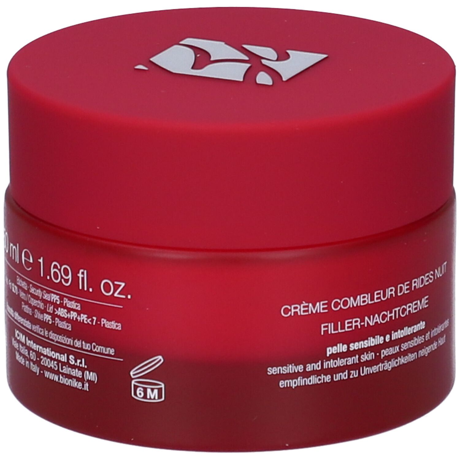 Rote Creme-Dose mit Deckel. Aufschrift: Crème combleur de rides nuit, Filler-Nachtcreme. 50 ml, 1.69 fl. oz. Für sensible Haut.