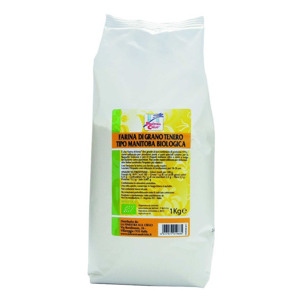 Confezione di farina di grano tenero con etichetta. Testo: Farina Di Grano Tenero Manitoba Bio, 1 kg. Sigillo biologico.