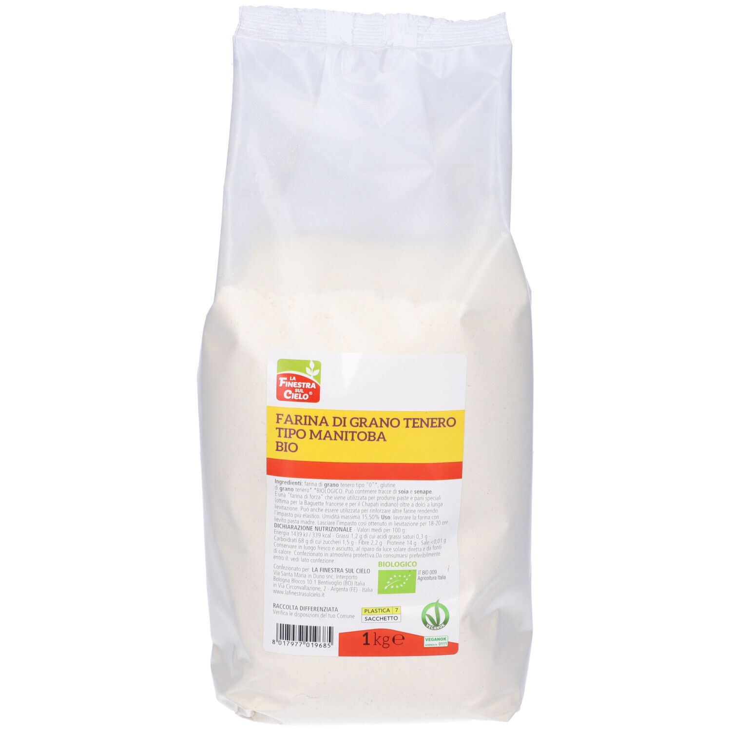 Confezione di farina di grano tenero con etichetta. Testo: Farina Di Grano Tenero Manitoba Bio, 1 kg. Sigillo biologico.
