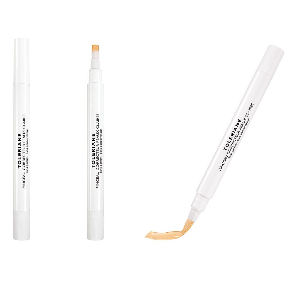 Drei Stifte, La Roche-Posay Toleriane Korrekturstifte, Helles Beige. Ein Stift mit Produkt, zwei ohne. Weißer Stift mit Schriftzug.