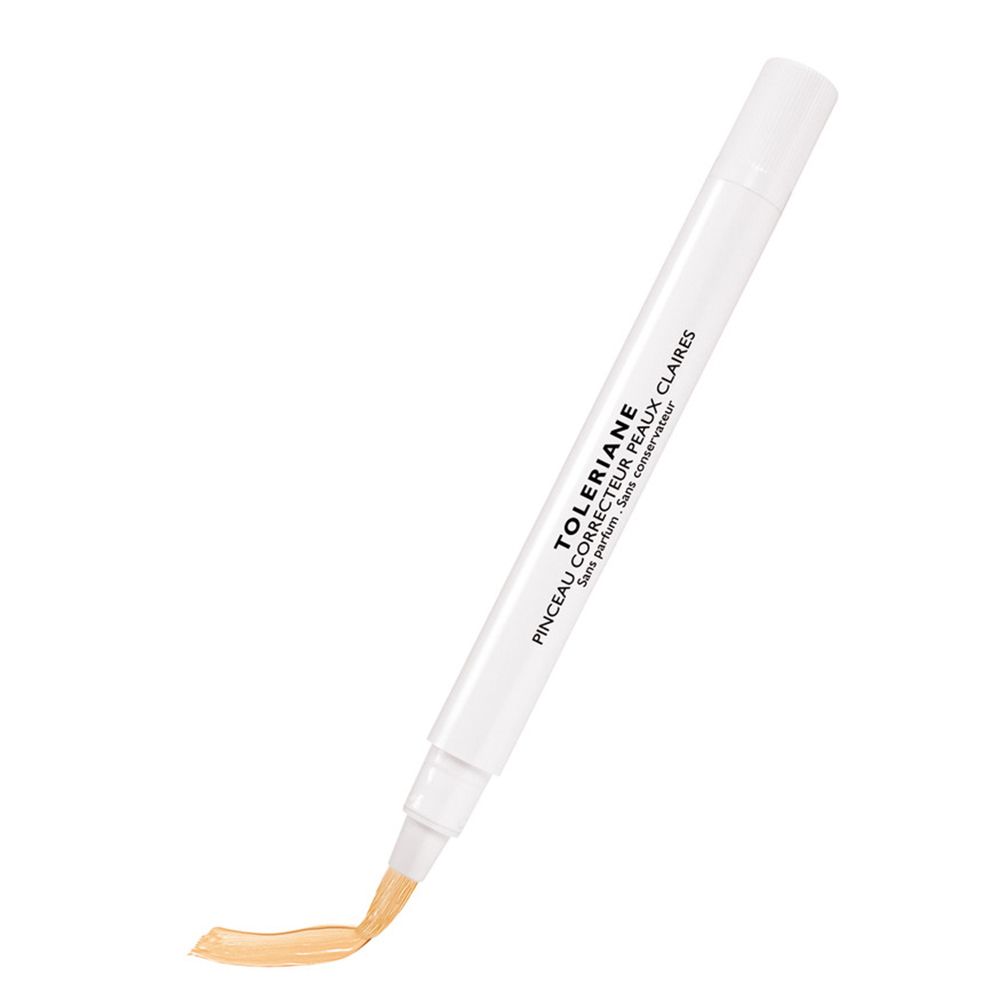 La Roche-Posay Toleriane Korrekturstift Helles Beige. Weißer Stift mit Produkt. Schriftzug und Produktfarbe sichtbar.