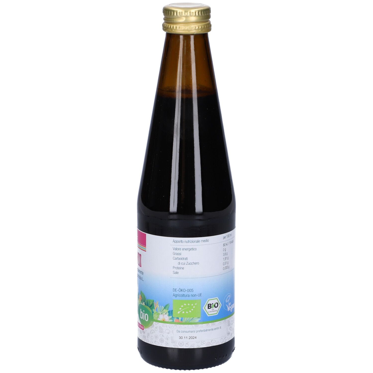 Bottiglia di vetro marrone con succo di Noni. Etichetta con informazioni nutrizionali, marchio bio, logo vegano. Tappo dorato.