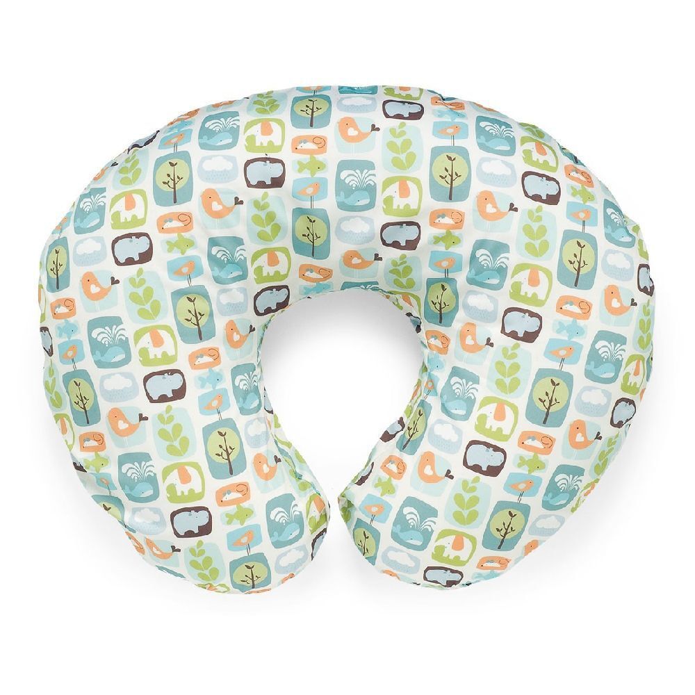 Cuscino allattamento a forma di U con fantasia colorata di alberi, uccelli e forme geometriche. Sfondo bianco.
