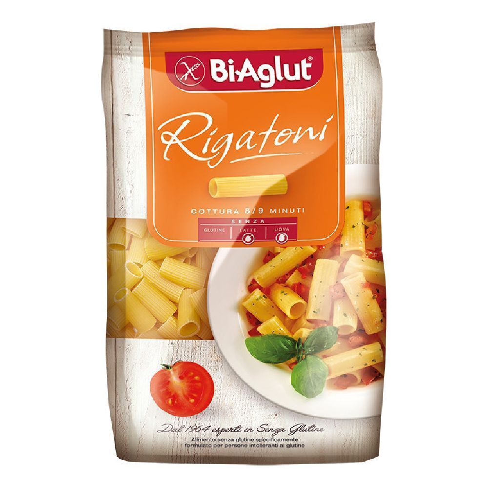 Confezione di pasta Rigatoni. Stampa arancione con nome e logo del prodotto. Illustrazione di pasta in un piatto.