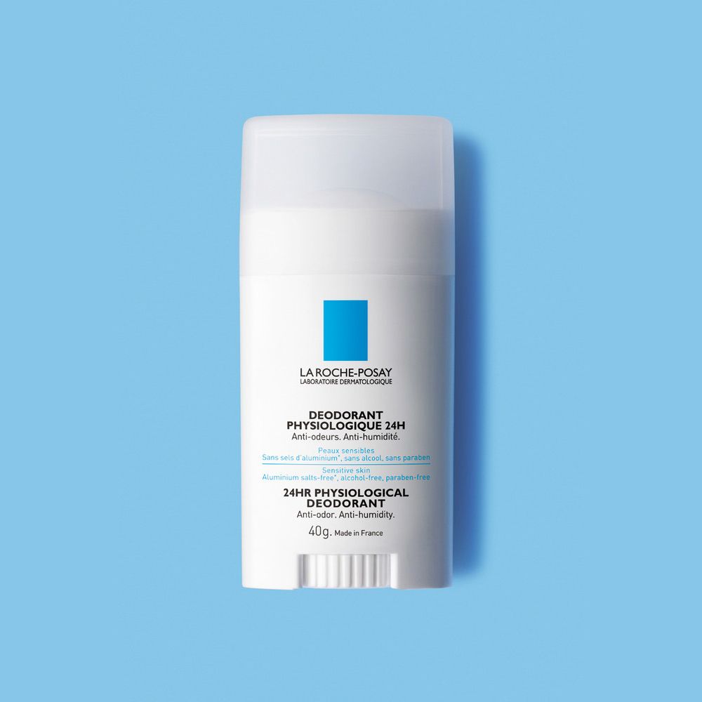 Stick deodorante bianco su sfondo azzurro. Logo: La Roche-Posay. Testo: Deodorant Physiologique 24h, anti-odore, anti-umidità. Per pelli sensibili. 40g.
