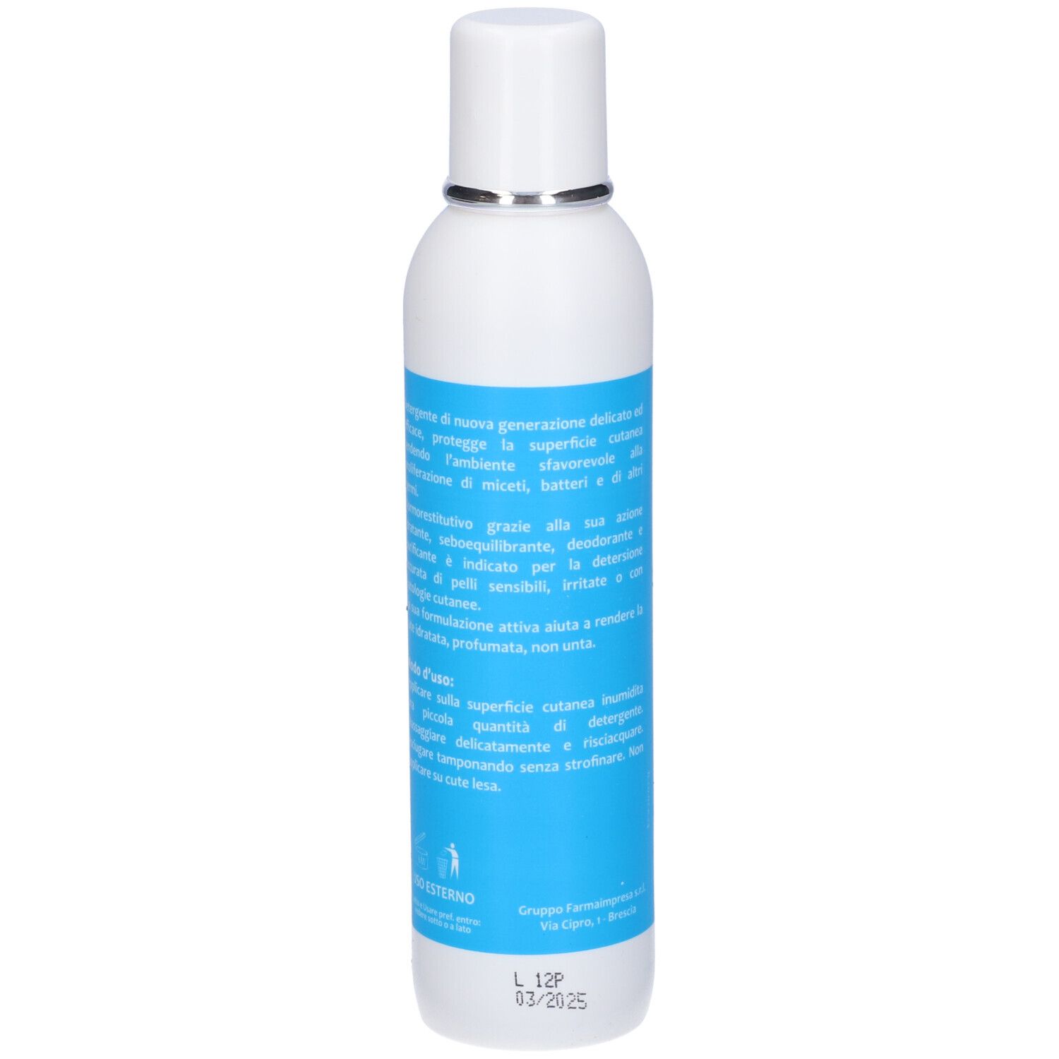 Flacone bianco con etichetta blu. Testo in italiano. Tappo argentato. Nome prodotto: DetPlus.